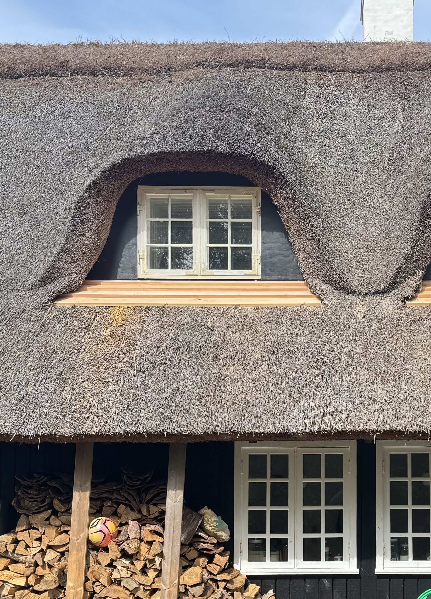 Traditionelt bindingsværkshus med stråtag